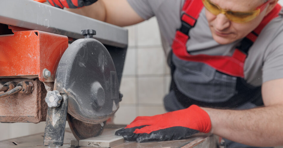 Medewerker die zaagt in een stuk keramiek